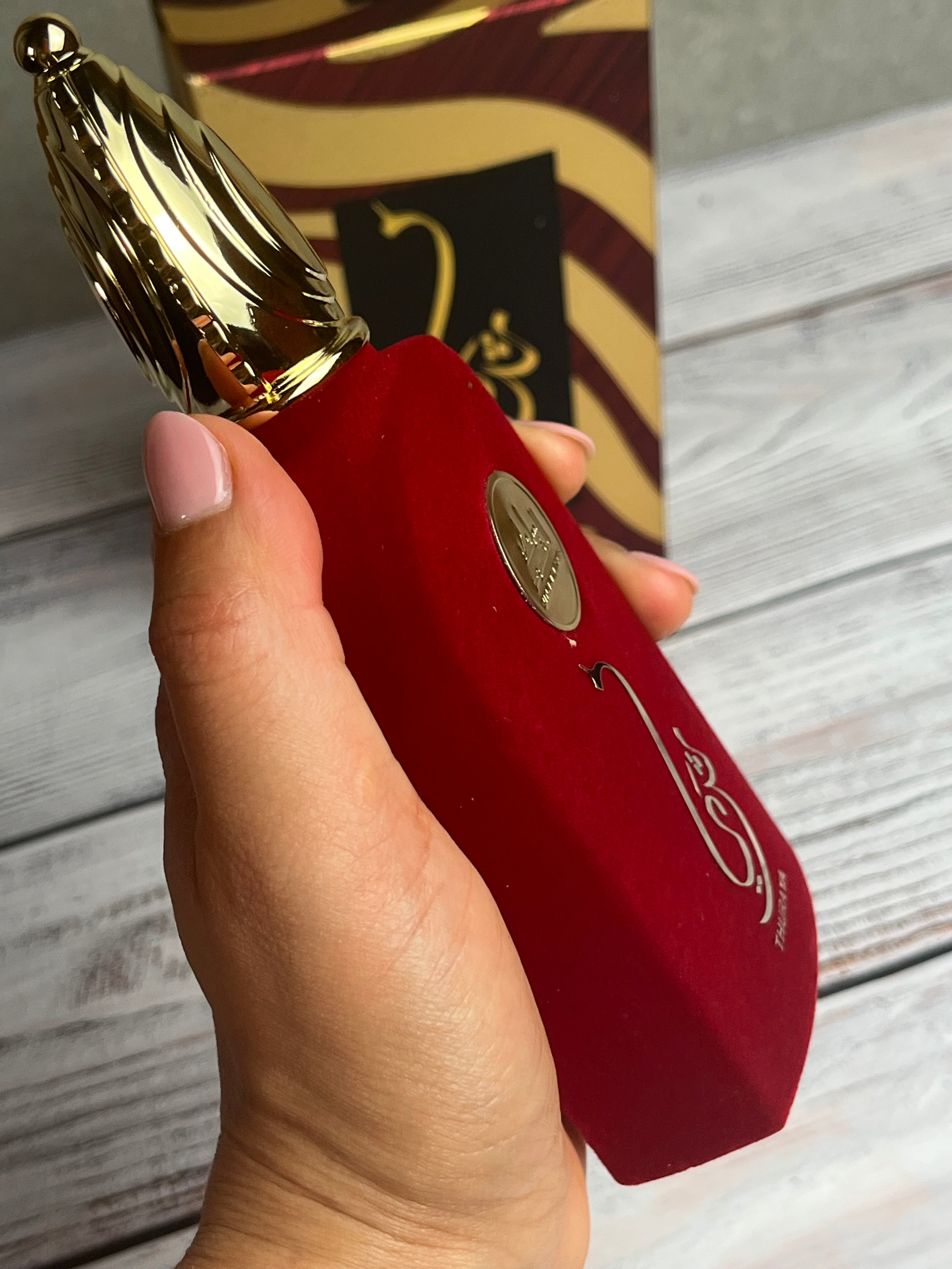 THURAYA Rosso Arabesque 🌹+ il tuo nome in arabo e dedica personalizzata- fatti notare con eleganza ✨